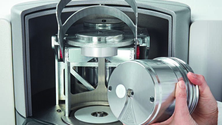 Safely guided insertion of the grinding bowl